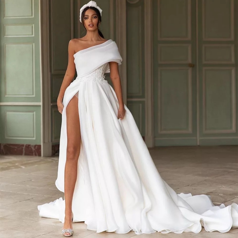 New wedding dress. Never worn. Size 8 which fits a medium. 150 or best offer - Picture 1 of 3